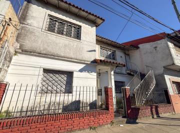 PH · 201m² · 5 Ambientes · 1 Cochera · Venta PH Tipo Casa con Entrada Independiente y Cochera. Sin Expensas Permuta