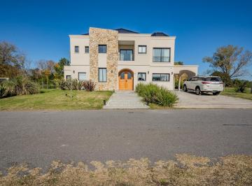Casa · 350m² · 7 Ambientes · 2 Cocheras · Casa en Venta Barrio Privado Greenville