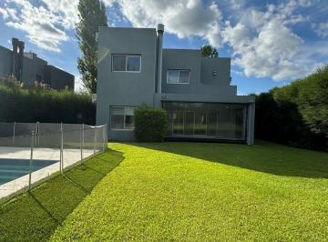 Casa · 220m² · 4 Ambientes · 1 Cochera · Casa en Alquiler en Los Alisos, Nordelta, Tigre