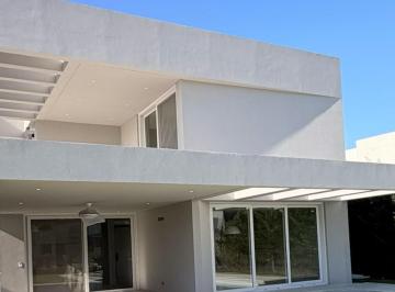 Casa · 275m² · 5 Ambientes · 2 Cocheras · Casa Venta Puertos del Lago Araucarias