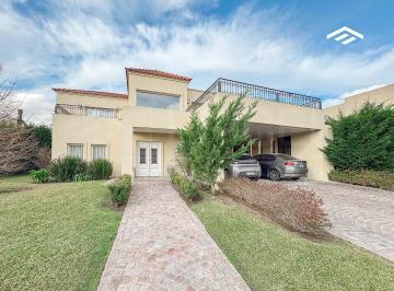 Casa · 323m² · 5 Ambientes · 2 Cocheras · Casa en Venta Los Naranjos - Nuevo Ingreso!