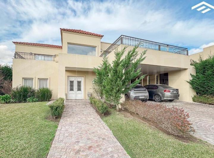 Casa · 323m² · 5 Ambientes · 2 Cocheras
