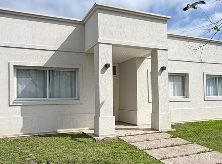 Casa · 160m² · 5 Ambientes · 4 Cocheras