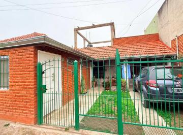 Casa · 123m² · 4 Ambientes · 1 Cochera · Casa Venta Berazategui con Monomabiente Al Frente