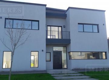 Casa · 257m² · 4 Ambientes · 2 Cocheras · Casa en Venta con Renta Hasta Dic 2026 Sobre Lote Interno Barrio Puerto El Canton