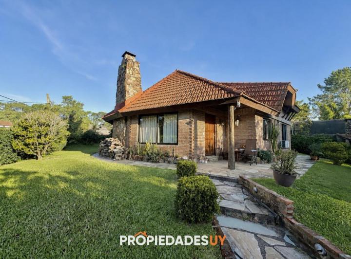 Casa · 700m² · 5 Ambientes · 1 Cochera