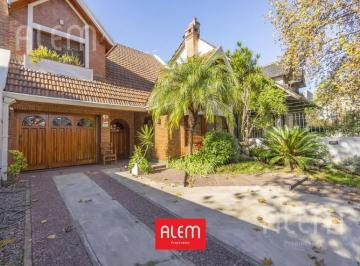 Casa · 266m² · 7 Ambientes · 2 Cocheras · Casa en Venta en Lomas de Zamora Oeste