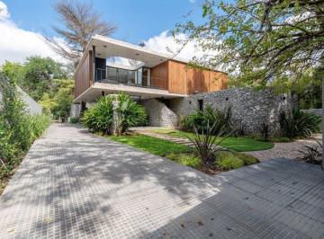 Casa · 400m² · 6 Ambientes · 4 Cocheras · Venta Casa 6 Amb. Jardin/pileta/quincho P. Leloir