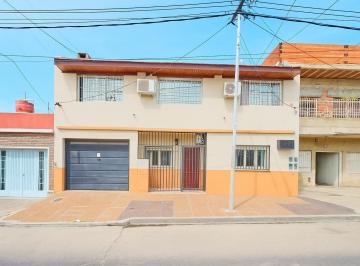 Casa · 140m² · 5 Ambientes · 1 Cochera · Venta Casa de 5 Ambientes, Quincho, Parrilla, Patio, Cochera en Lomas del Mirador