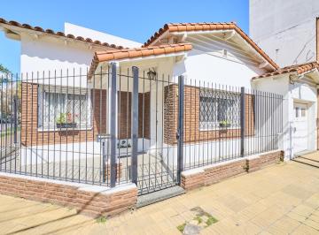Casa · 154m² · 4 Ambientes · 1 Cochera · Venta Casa de 4 Ambientes Gran Patio - Lavadero en Centro de Caseros