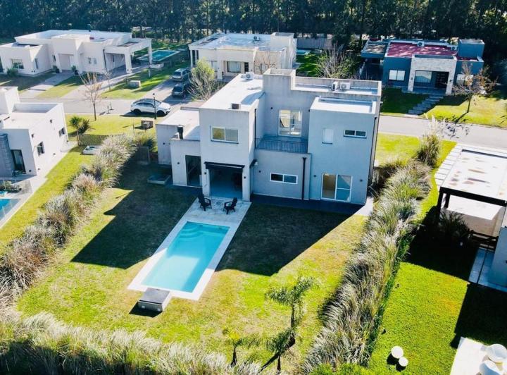 Casa · 200m² · 5 Ambientes · 6 Cocheras