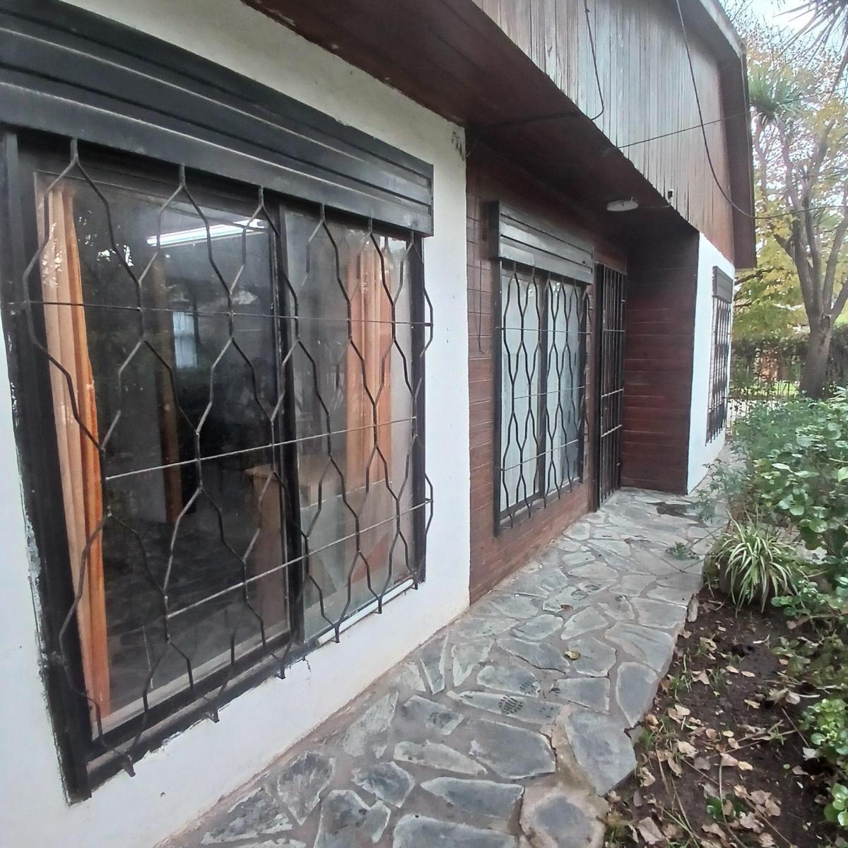 Casa 3 ambientes ubicada en calle Gaboto al 9.000 esq. Heguilor
