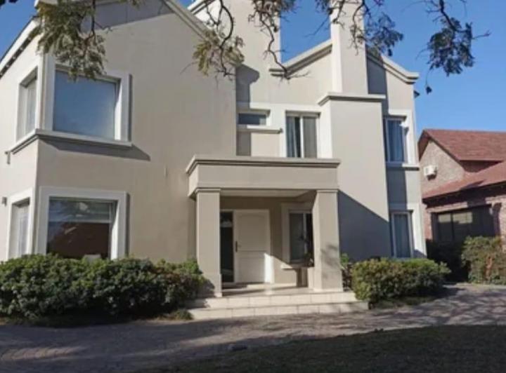 Casa · 420m² · 5 Dormitorios · 2 Cocheras