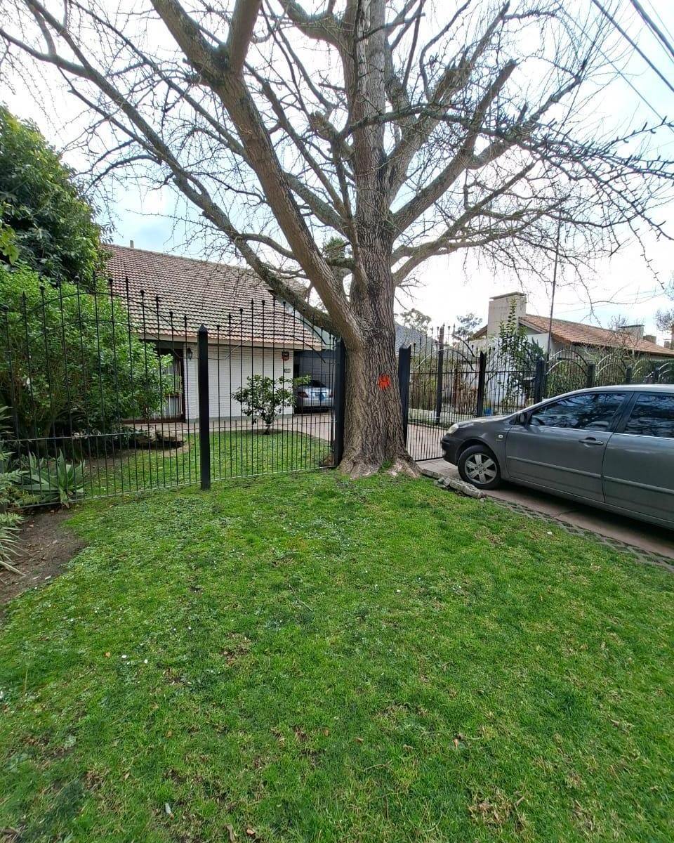 Chalet 4 amb., sobre lote de 10X50, con parque, quincho, piscina