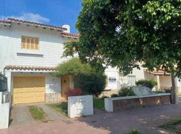 Casa · 153m² · 2 Dormitorios · 1 Cochera · Casa en Venta! 2 Dorm. con Cochera!