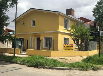 Casa de 4 ambientes, San Isidro · Excelente Chalet 5 Cuadras Av 4 Ambientes con Cochera 2 Autos