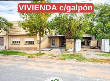 Casa · 510m² · 3 Dormitorios · 1 Cochera · Vivienda Centrica con Galpón en Venta I Victorica