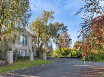 Casa · 208m² · 4 Ambientes · 2 Cocheras · Casa en Lote Central en Venta