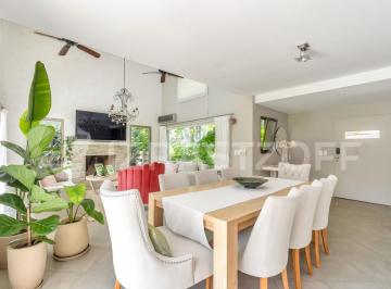Casa · 152m² · 4 Ambientes · 5 Cocheras · Casa a La Venta en Lote Central Arbolado, de Estilo Moderno