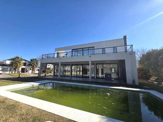 Casa · 250m² · 6 Ambientes · 1 Cochera