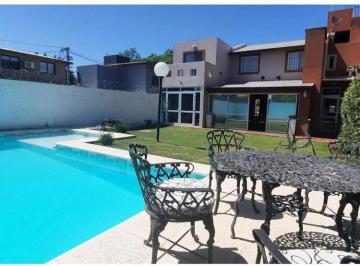 Casa · 142m² · 4 Ambientes · 1 Cochera · Casa de 3 Dormi y Piscina con Escritura Arguello