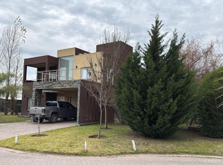 Casa · 200m² · 5 Ambientes · 2 Cocheras