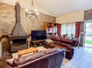 Casa · 300m² · 3 Ambientes · 8 Cocheras · Venta Casa 2 Dorm y Galpon Próximo Antel Arena