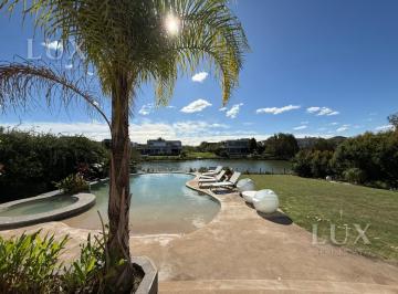 Casa · 360m² · 5 Ambientes · 4 Cocheras · Casa en Venta Al Lago y Al Golf, en El Barrio El Golf, Nordelta.
