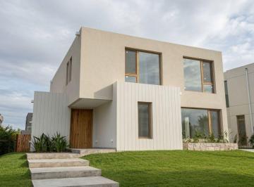 Casa de 5 ambientes, Tigre · Casa a Estrenar 567 m² con 4 Dorm. en Suite en Carpinchos, Nordelta