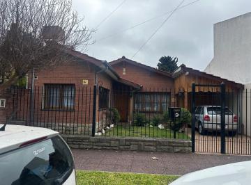 Casa · 230m² · 4 Ambientes · 3 Cocheras · Casa en Olivos