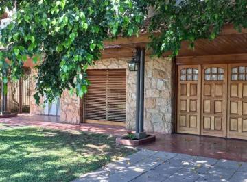 Casa de 4 ambientes, Almirante Brown · Excelente Propiedad. con Jardin y Pileta