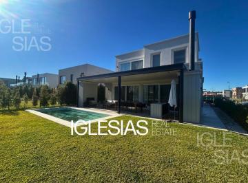 Casa · 242m² · 6 Ambientes · 1 Cochera · Casa en Venta en Carpinchos, Nordelta