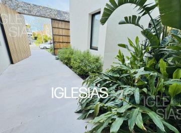 Casa · 465m² · 8 Ambientes · 2 Cocheras · Casa Al Lago en Venta en Lagos del Golf, Nordelta