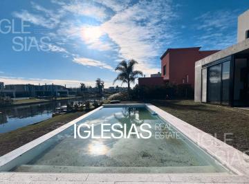 Casa · 230m² · 6 Ambientes · 2 Cocheras · Casa en Venta Al Lago en Laguna Grande, Villanueva