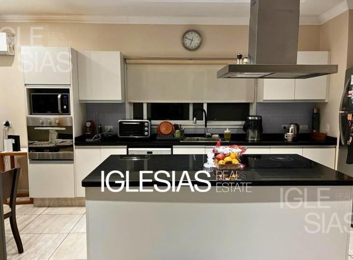 Casa · 235m² · 5 Ambientes · 2 Cocheras
