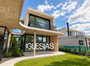 Casa · 302m² · 7 Ambientes · 4 Cocheras · Casa en Venta Al Lago en Laguna Grande, Villanueva