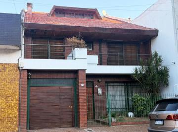 Casa · 367m² · 6 Ambientes · 2 Cocheras · Casa 6 Amb en Venta Villa del Parque 2 Coch Jardin