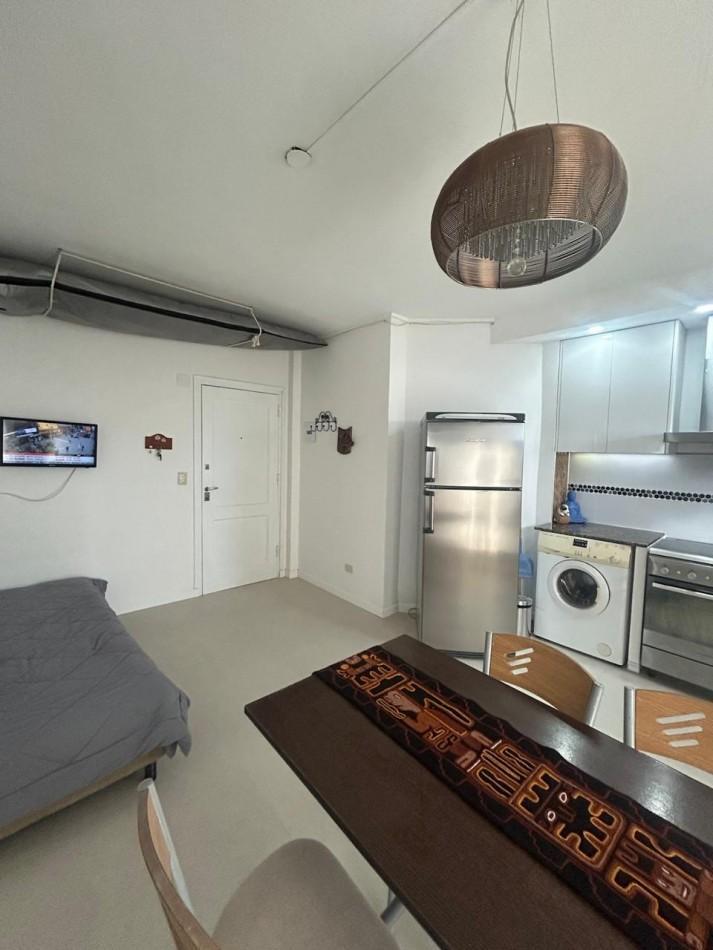 Departamento 2 ambientes con balcón. 3er piso por Escalera.