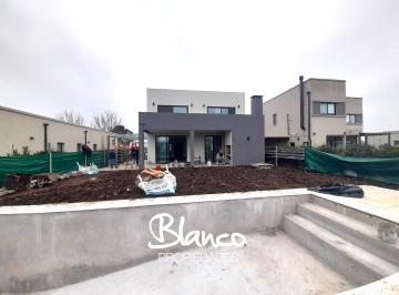 Casa · 185m² · 5 Ambientes · 1 Cochera · Casa en Venta en El Barrio Cerrado Santo Tomas, Pilar, G. B. a. Zona Norte