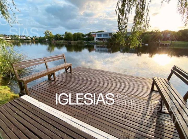 Casa · 230m² · 5 Ambientes · 2 Cocheras