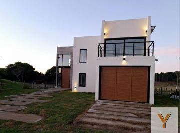 Casa · 250m² · 6 Ambientes · Casa en Venta - 3 Dorm. 4 Baños - 1050 m - Costa Esmeralda