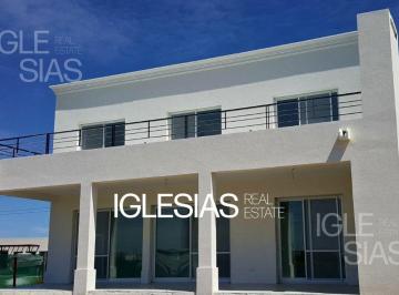 Casa · 212m² · 5 Ambientes · Casa en Alquiler en San Gabriel, Villanueva