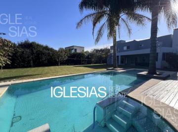 Casa · 227m² · 4 Ambientes · 2 Cocheras · Casa en Venta en Santa Teresa, Villanueva