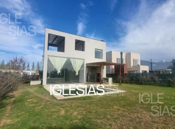 Casa · 160m² · 4 Ambientes · Casa en Venta en Araucarias, Puertos del Lago