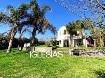Casa · 265m² · 6 Ambientes · 1 Cochera · Casa en Venta Al Río, en San Marco, Villanueva