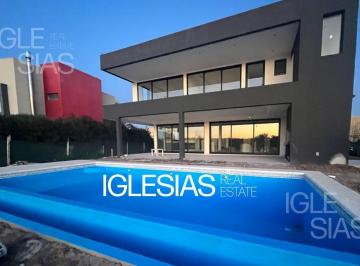 Casa · 254m² · 4 Dormitorios · 2 Cocheras · Casa en Venta Al Lago en El Cantón Norte, Escobar