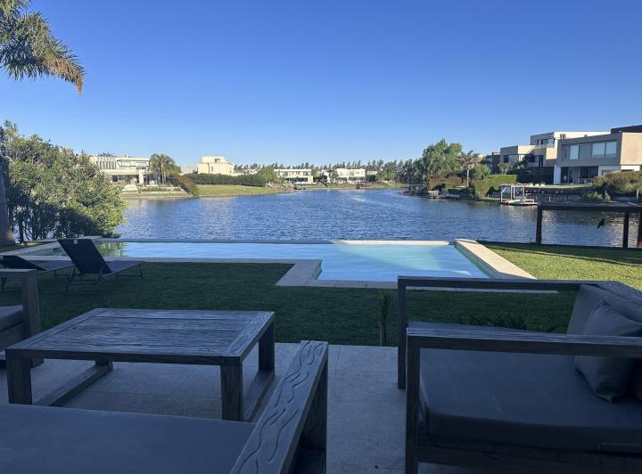 Casa · 250m² · 6 Ambientes · 1 Cochera
