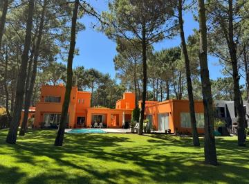 Casa · 473m² · 6 Ambientes · 1 Cochera · Casa de 4 Dorm.. La Herradura