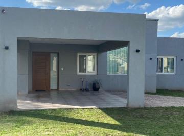 Casa · 220m² · 4 Ambientes · 1 Cochera · Casa Chalet en Alq. Temporario en Santa Guadalupe, Pilar del Este, Pilar