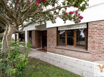 Casa · 226m² · 5 Ambientes · Casa en Venta - 4 Dorm. 2 Baños - Cochera - 464 m² - Mar del Plata